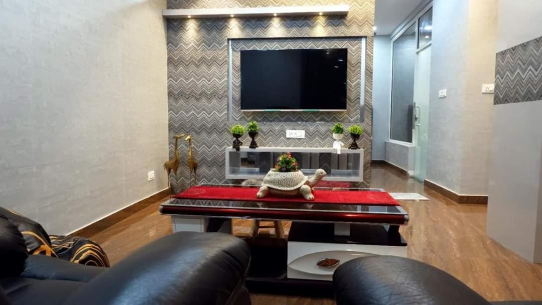 Greystone Villa, Swiming Pool , Bbq , Big Garden, Pool Table, Party Speaker, Bathtub, Kitchen, 15Mins To Golden Temple أمريتسار المظهر الخارجي الصورة
